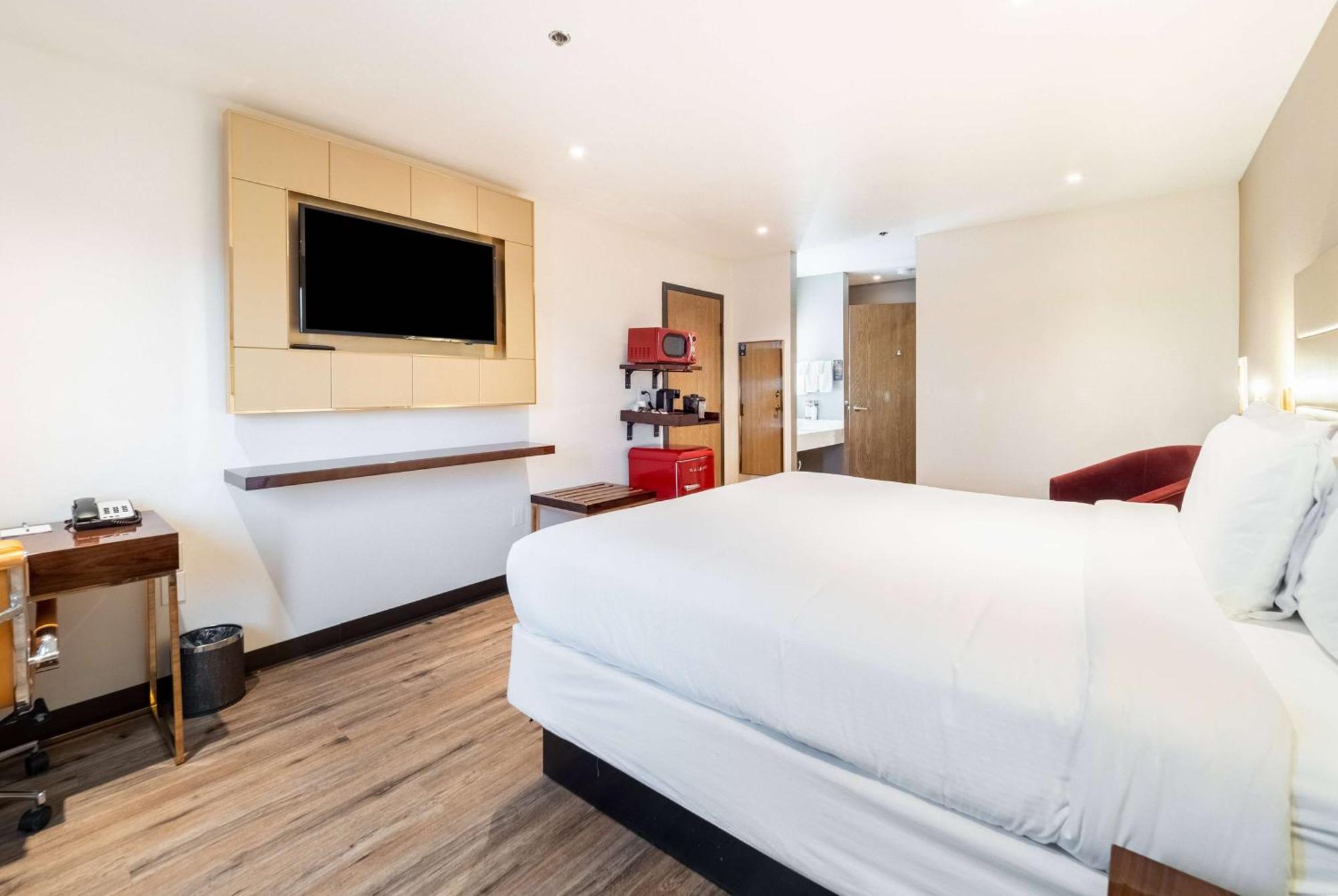 King Suite with Hot Tub - Non-Smoking