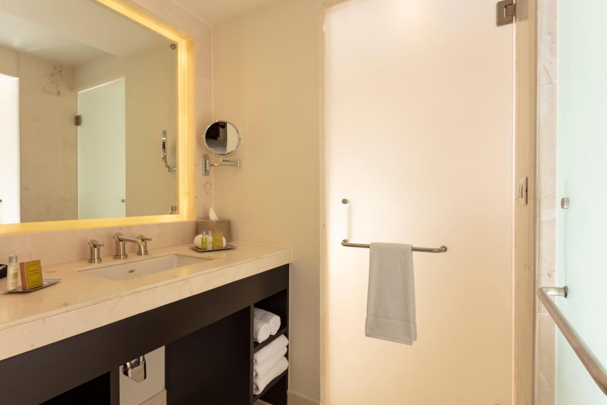 Habitación con cama grande