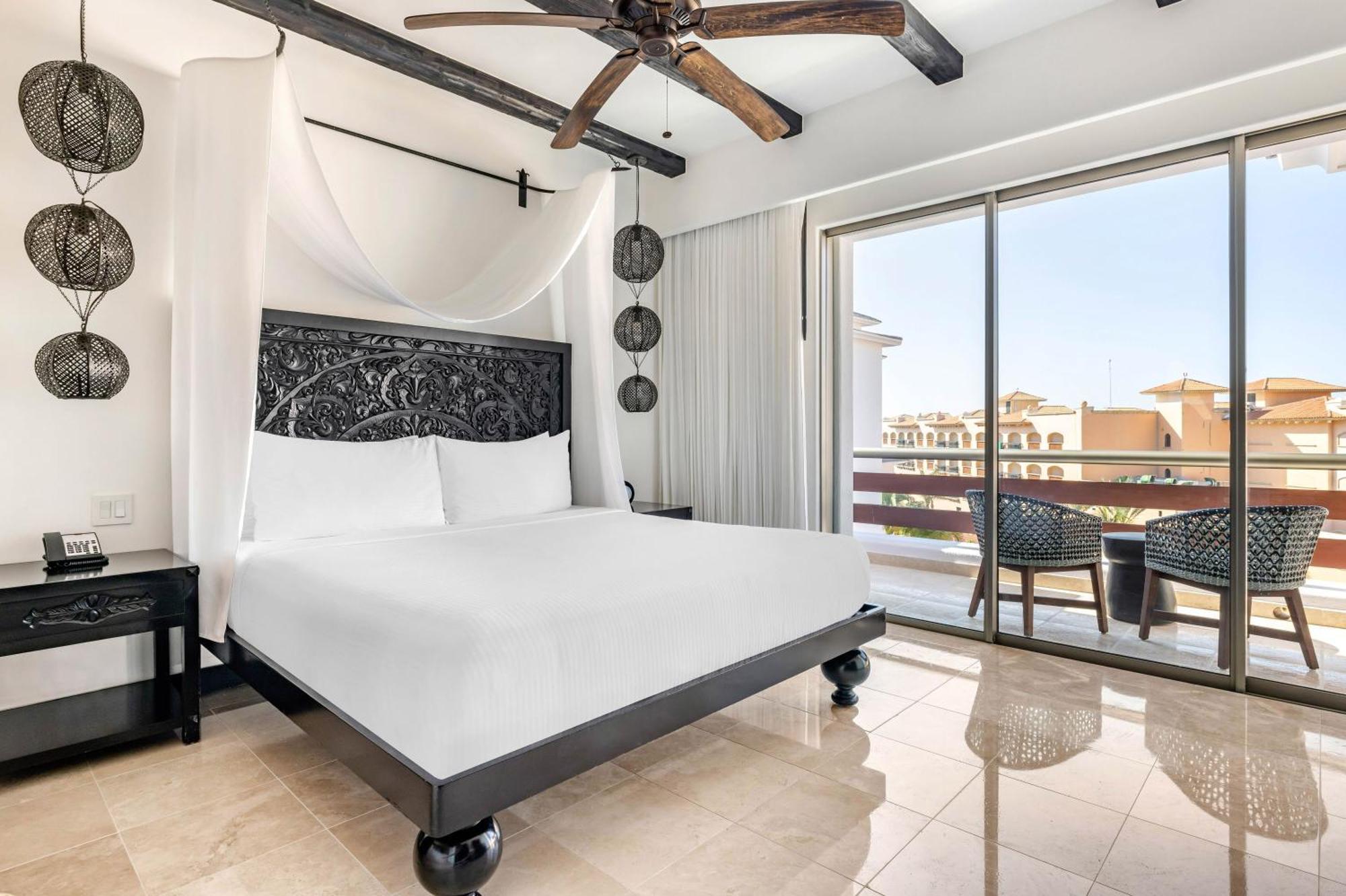 Suite de 1 dormitorio con cama extragrande y balcón