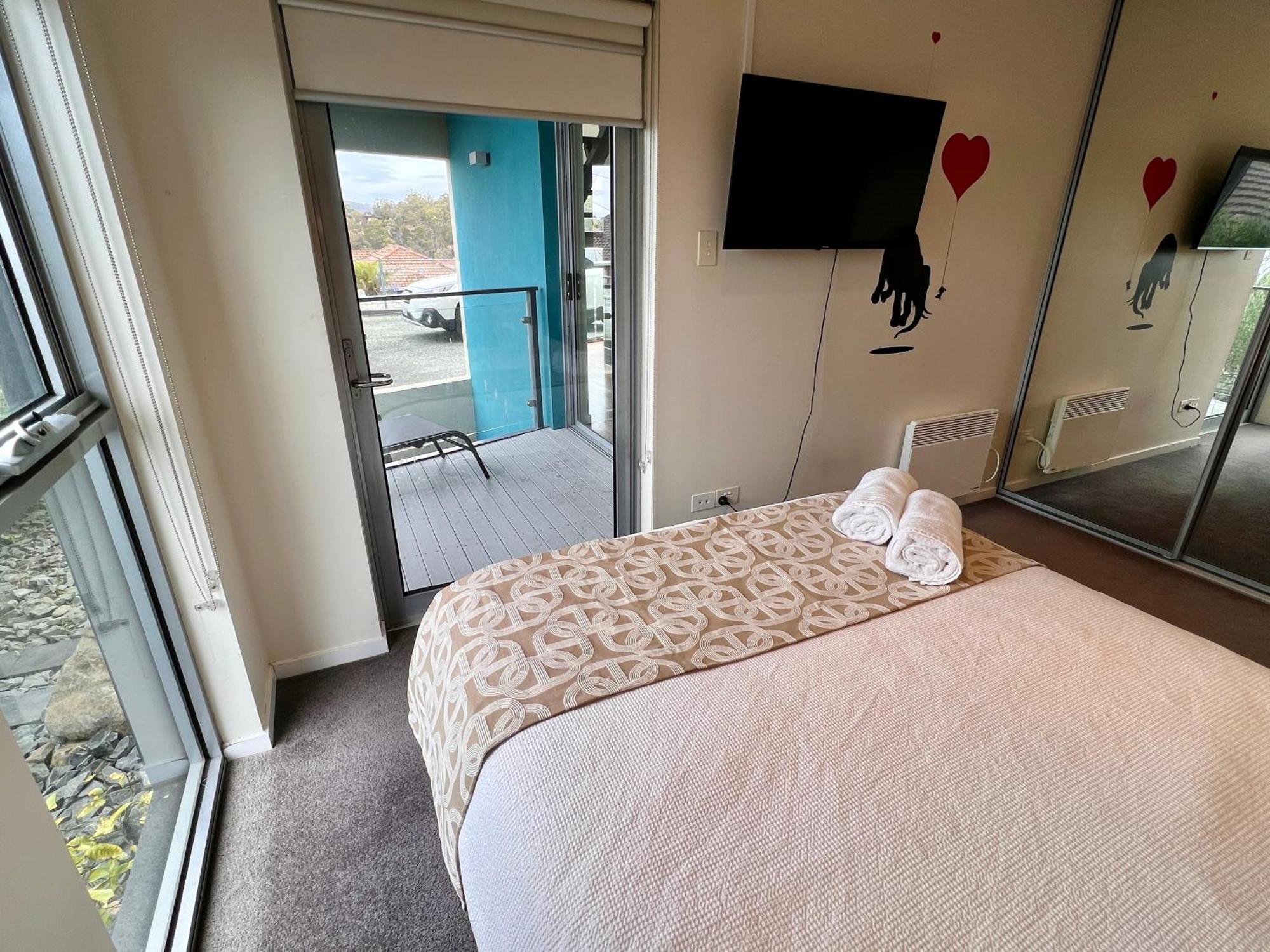 Double Room Mountain View and Balcony with Shared Bathroom 3