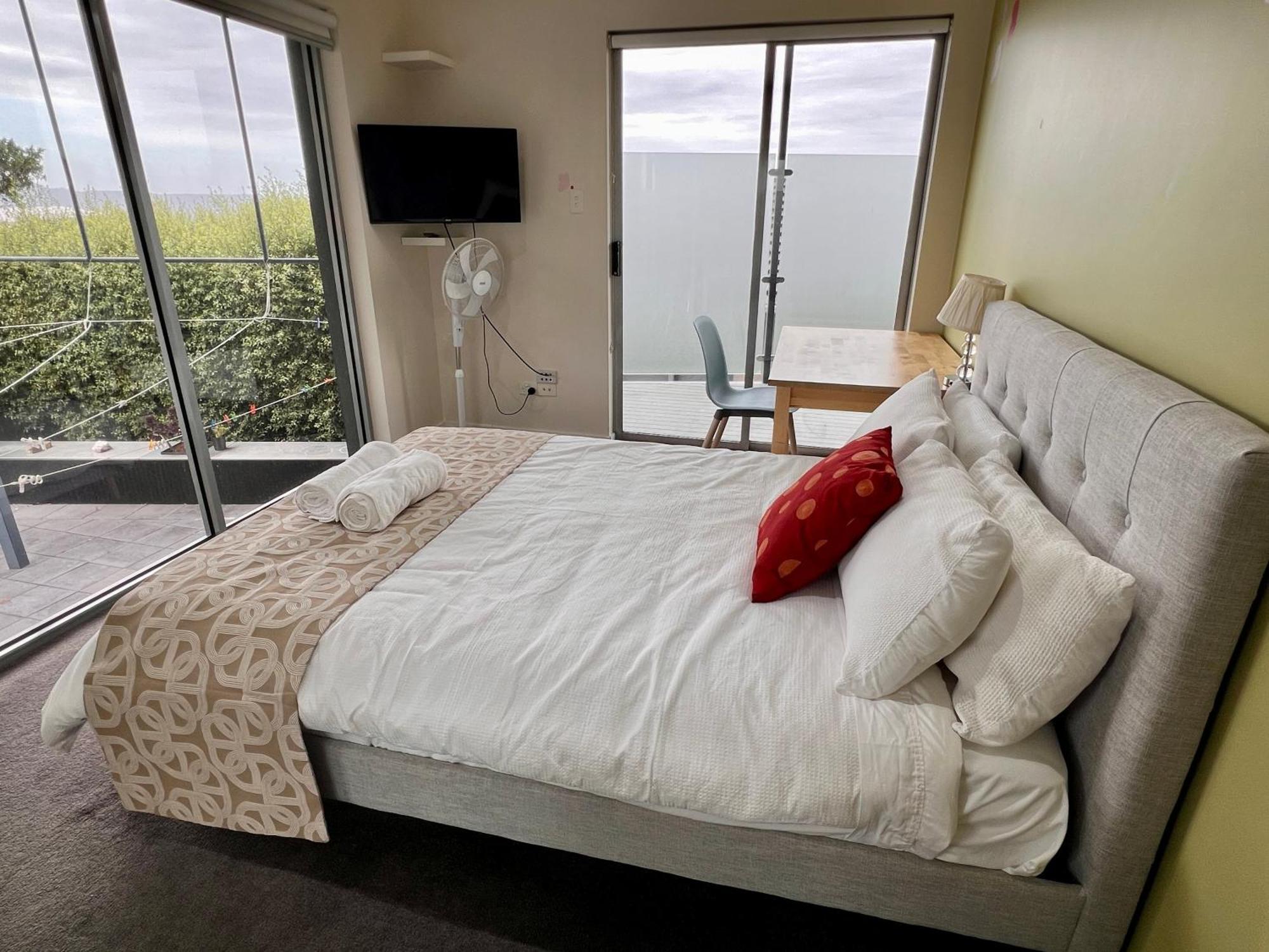 Double Room Sea View and Balcony with Shared Bathroom 2