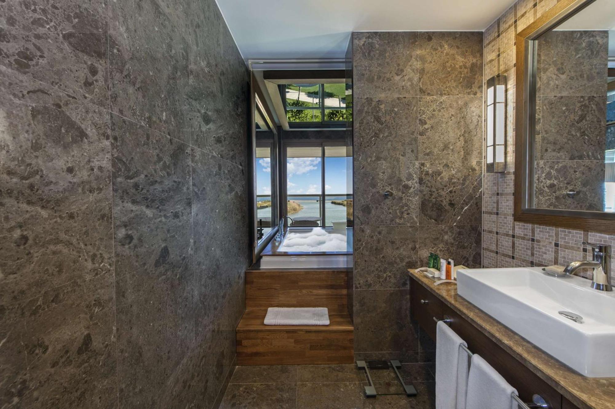 King Corner Suite Swim-up with Sea View