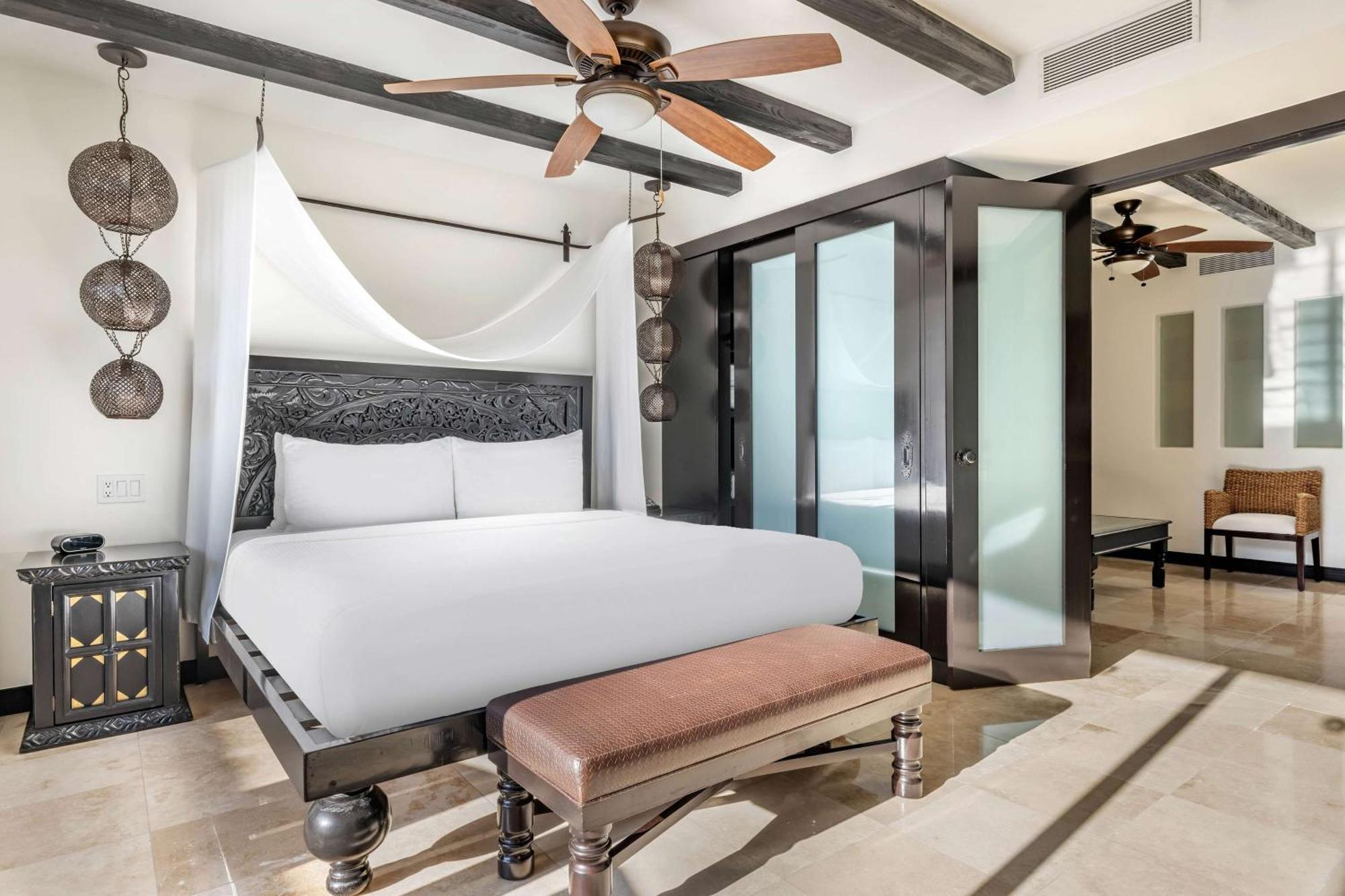 Suite Junior con vistas parciales a la piscina y balcón - 1 cama extragrande