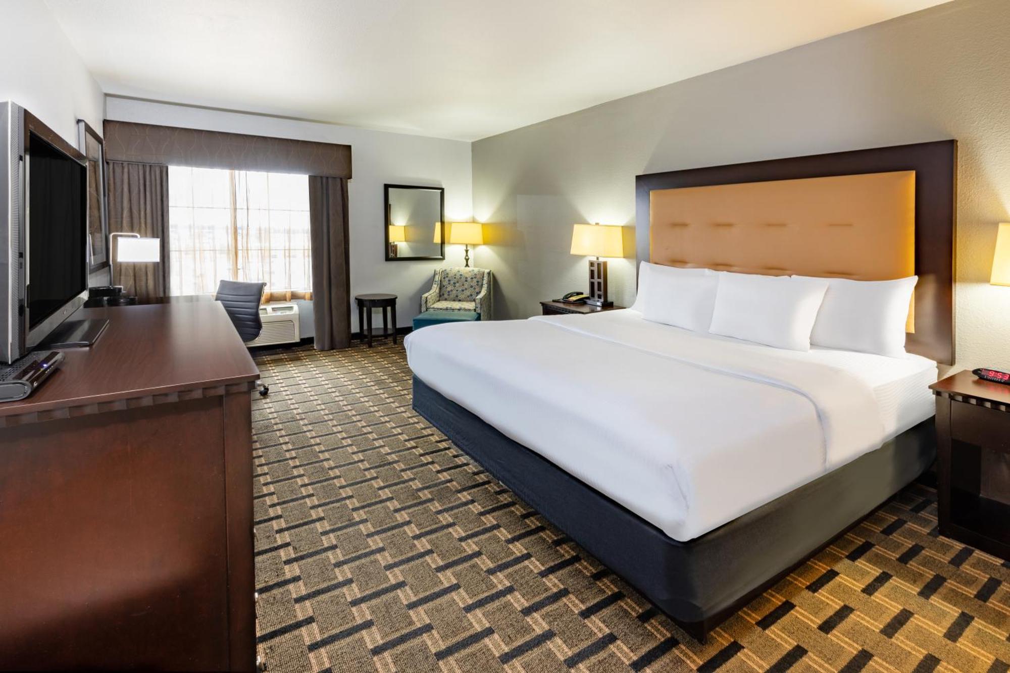 King Room with Bath Tub - Mobility Accessible/Non-Smoking