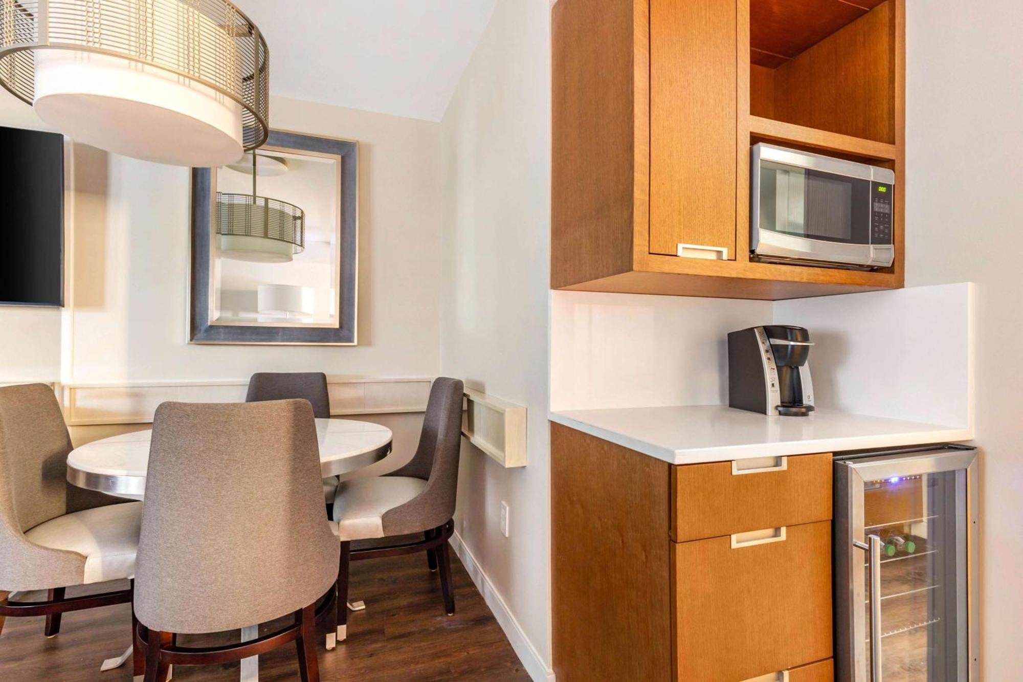 King Plus Suite with Sofa Bed,1533003811:JPEG