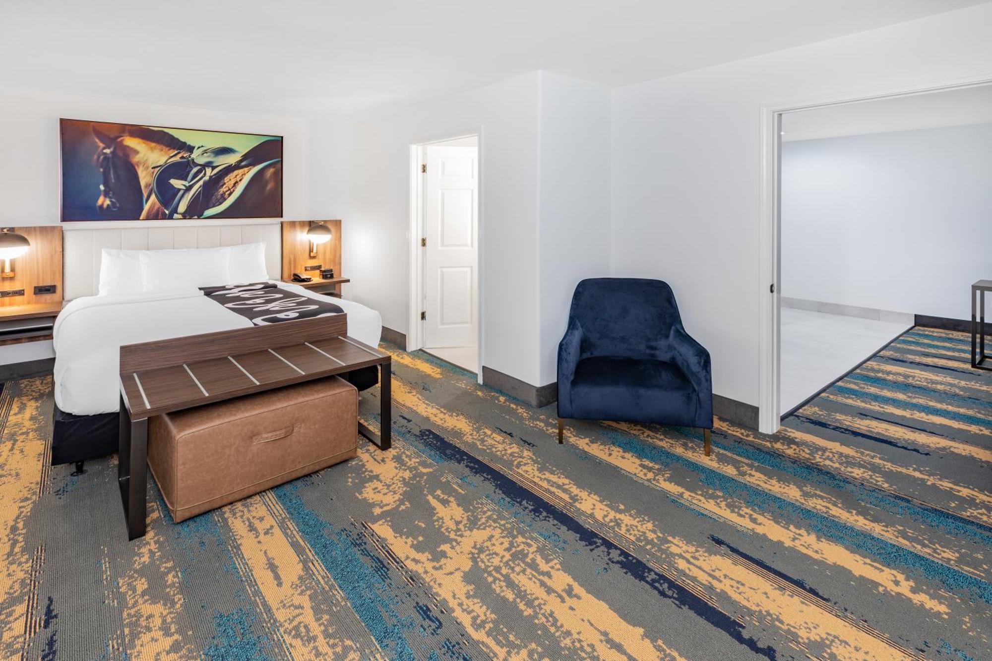 Queen Studio Suite with Roll-In Shower - Deluxe Mobility/Hearing Accessible /Non-Smoking