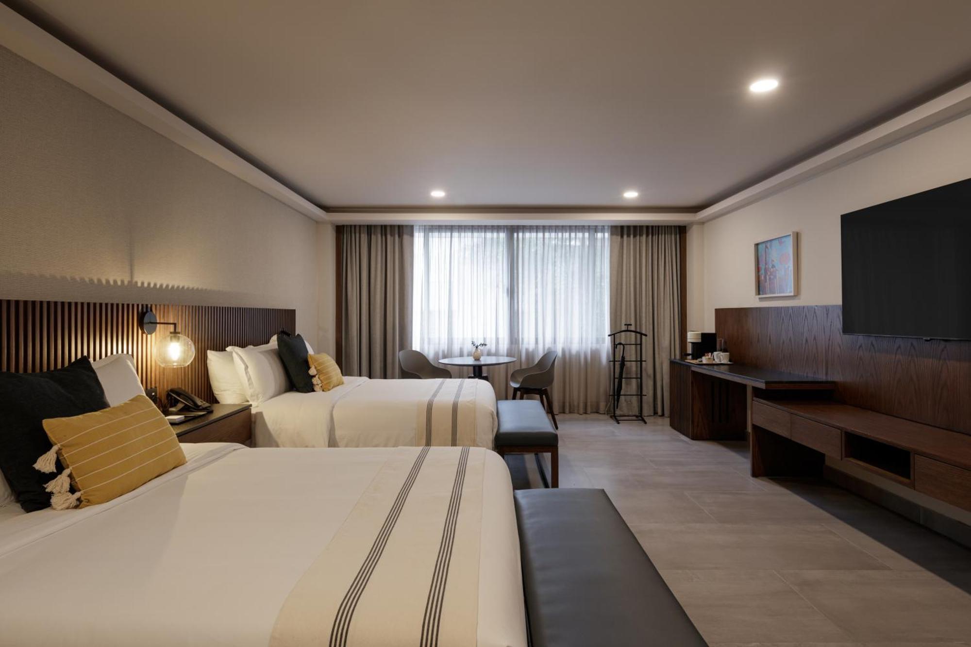 Deluxe Queen Suite