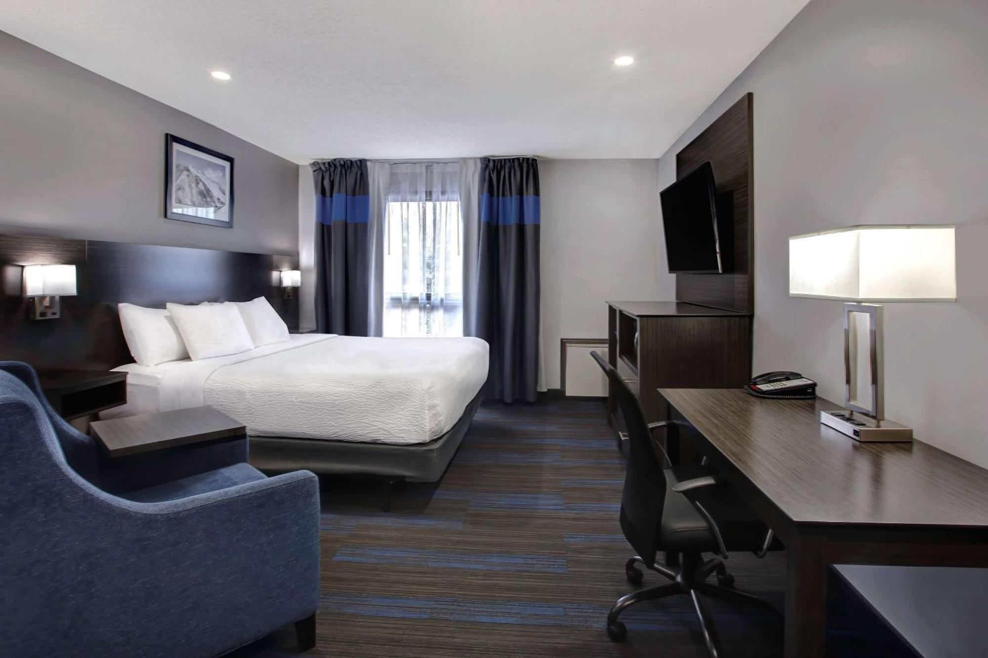 King Room /First Floor with Parking Lot Access, Non-Smoking