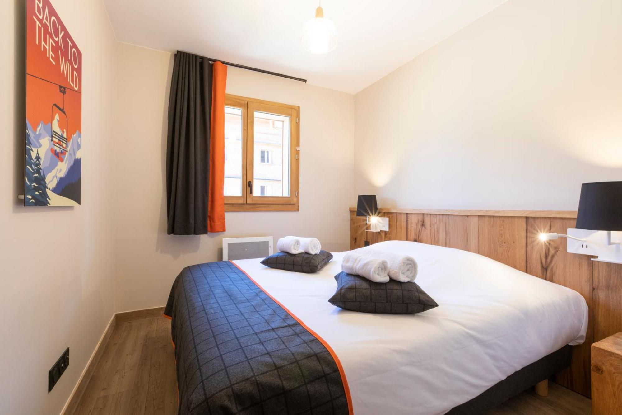 Three-Bedroom Apartment Plus Mountain View,1500359161:JPEG
