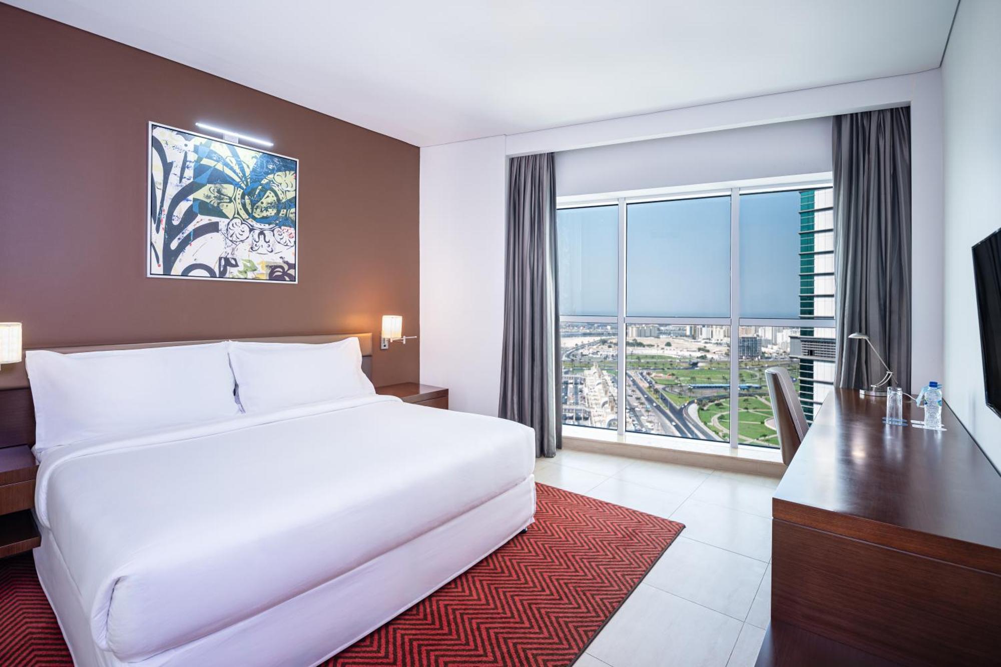 Corner room with Balcony, Guest room, 1 King, Skyline view