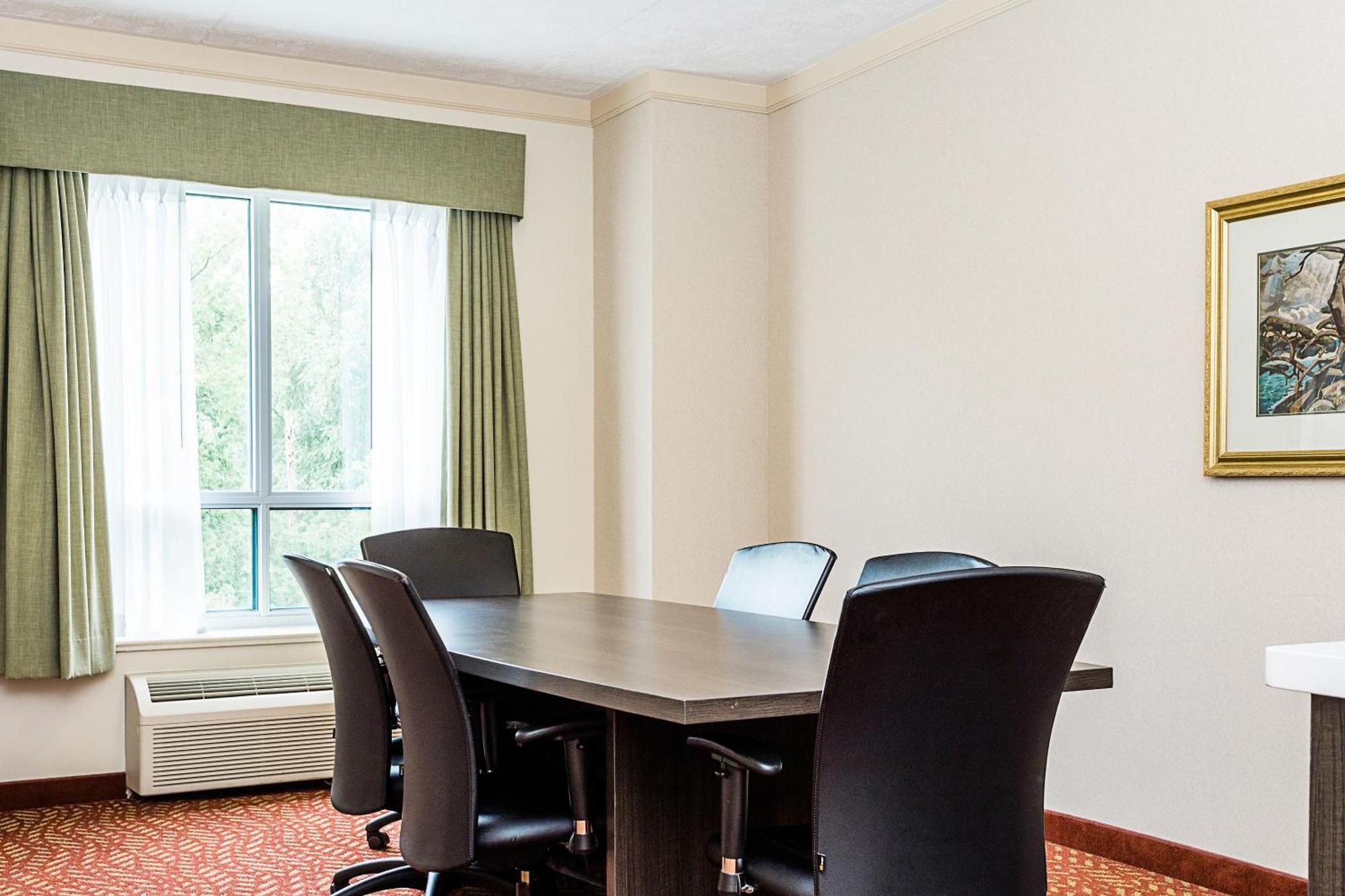 King Suite with Sofa Bed, Kitchenette and Living Room - Non-Smoking