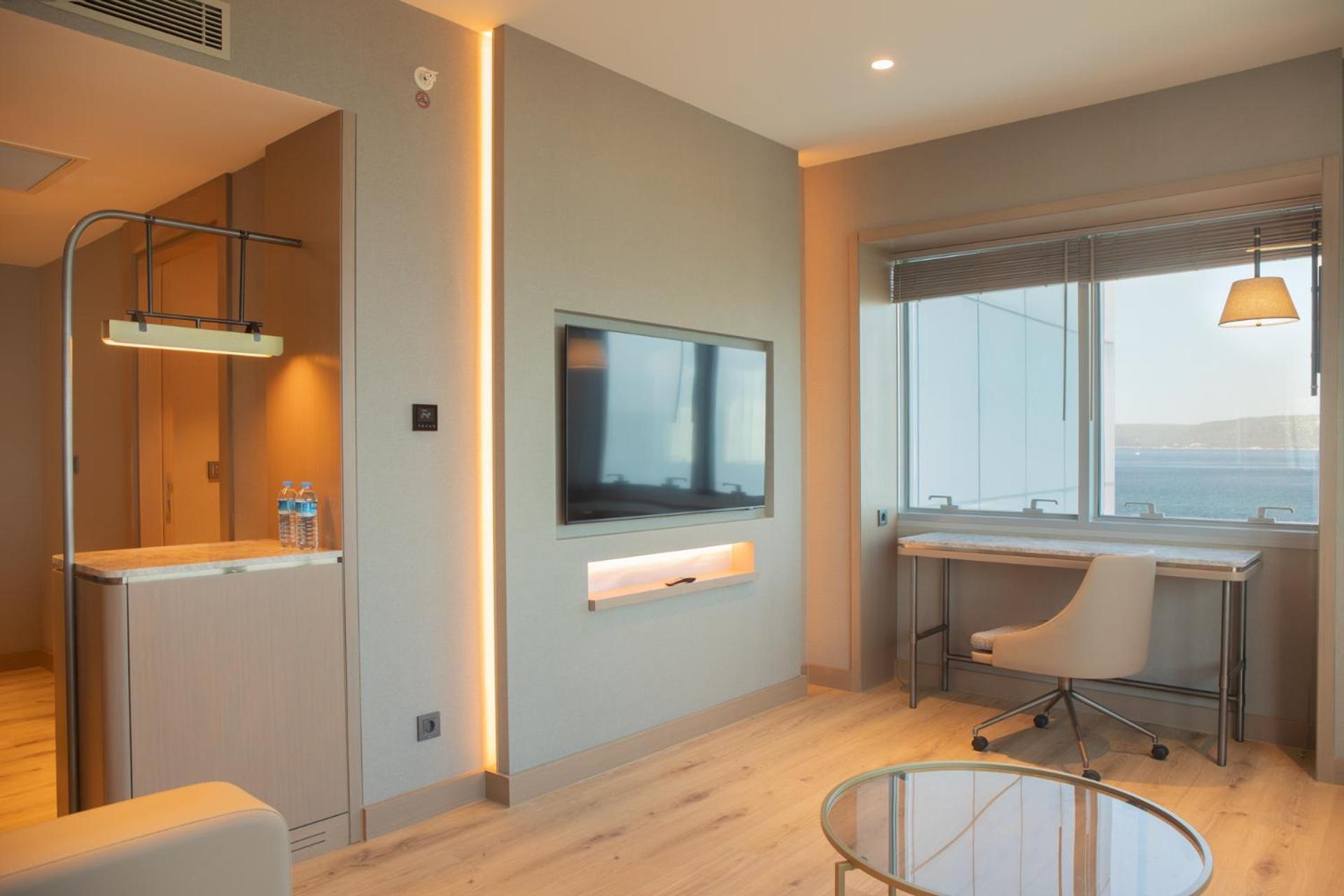 Deluxe Suite with Sea View