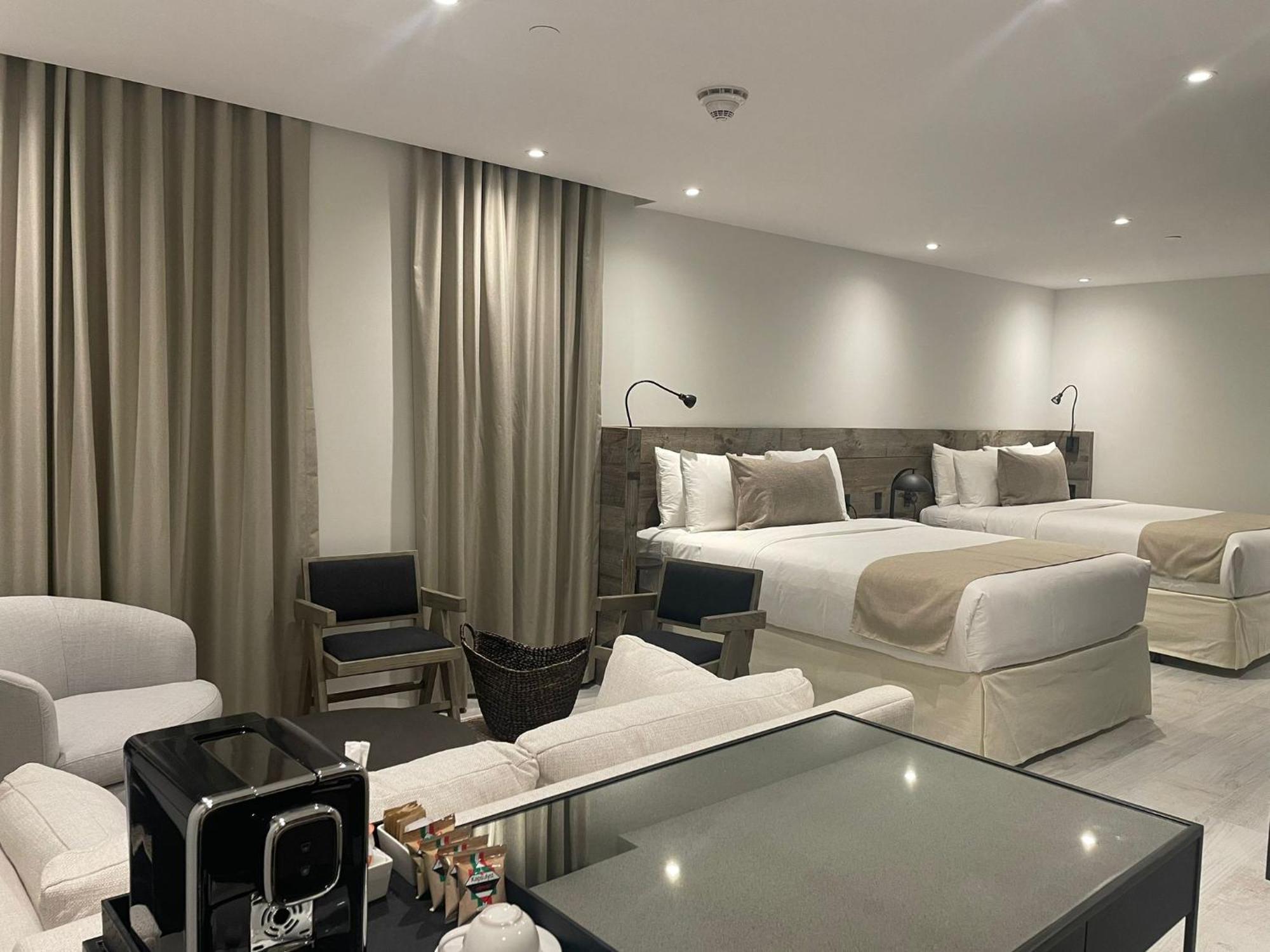 Deluxe Queen Suite