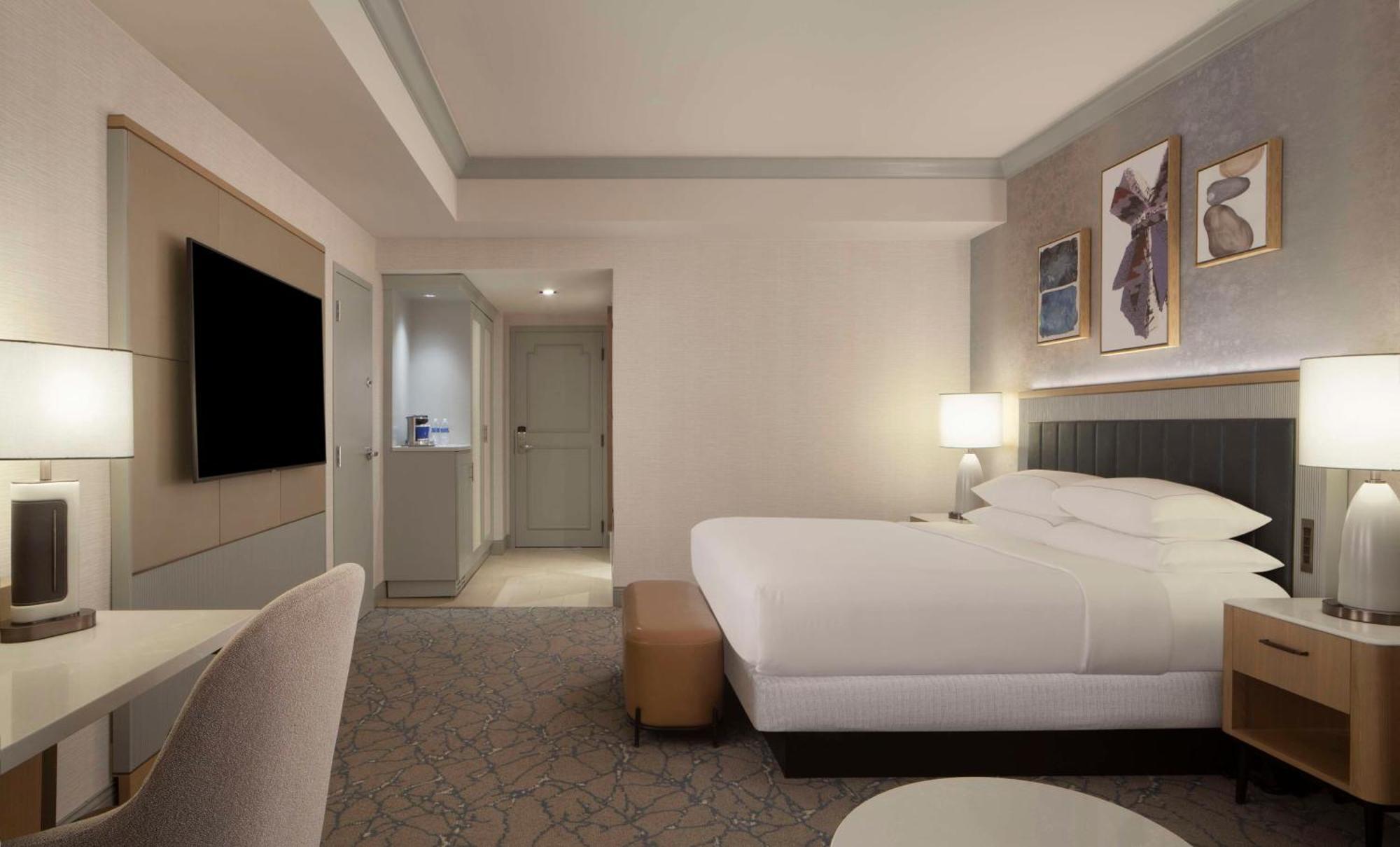 Jadewaters Towers King Room with Sofa Bed and City View