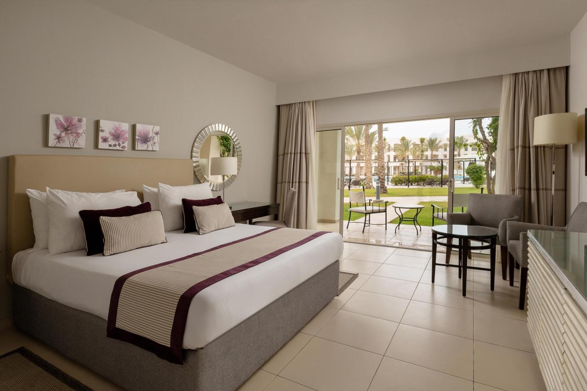 Camera Familiare con Letto Queen-Size o 2 Letti Singoli e Vista Giardino
