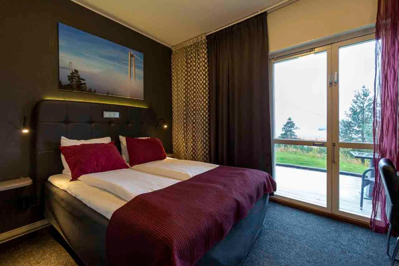 Habitación con cama grande