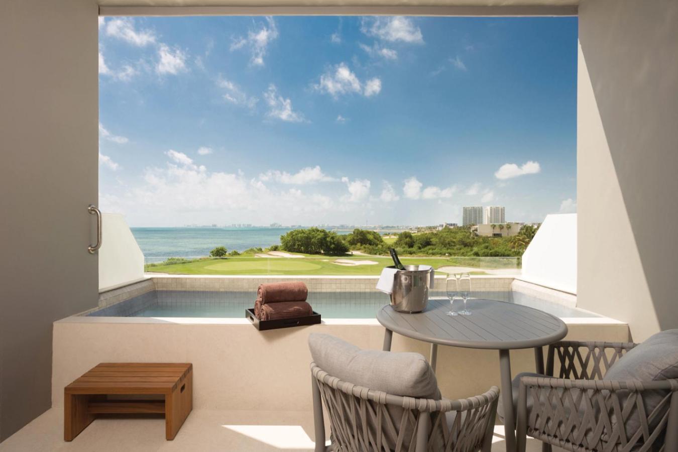 Preferred Club Deluxe Zimmer mit 2 Queensize-Betten, Meerblick und Tauchbecken