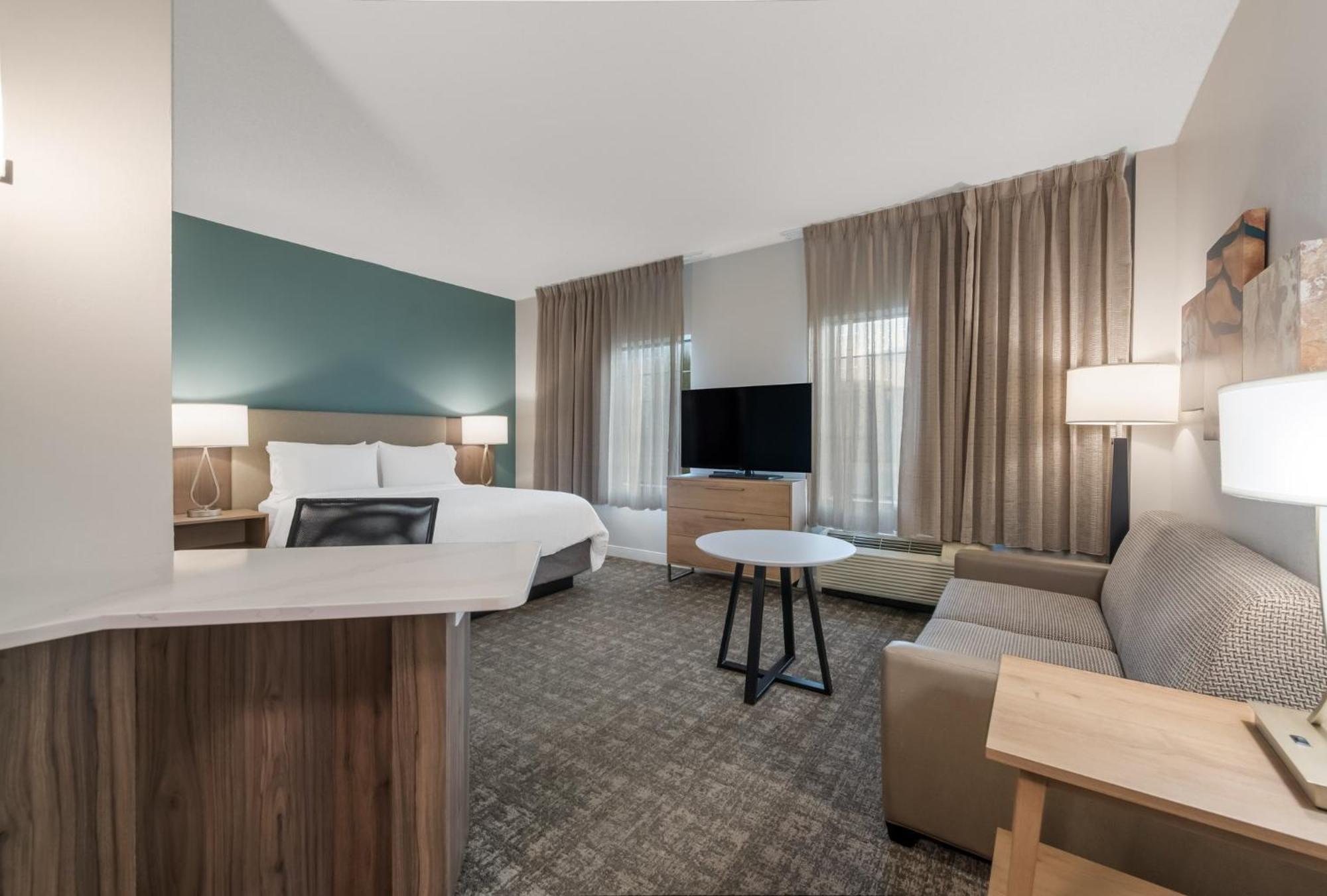 Studio Queen Suite with Accessible Tub