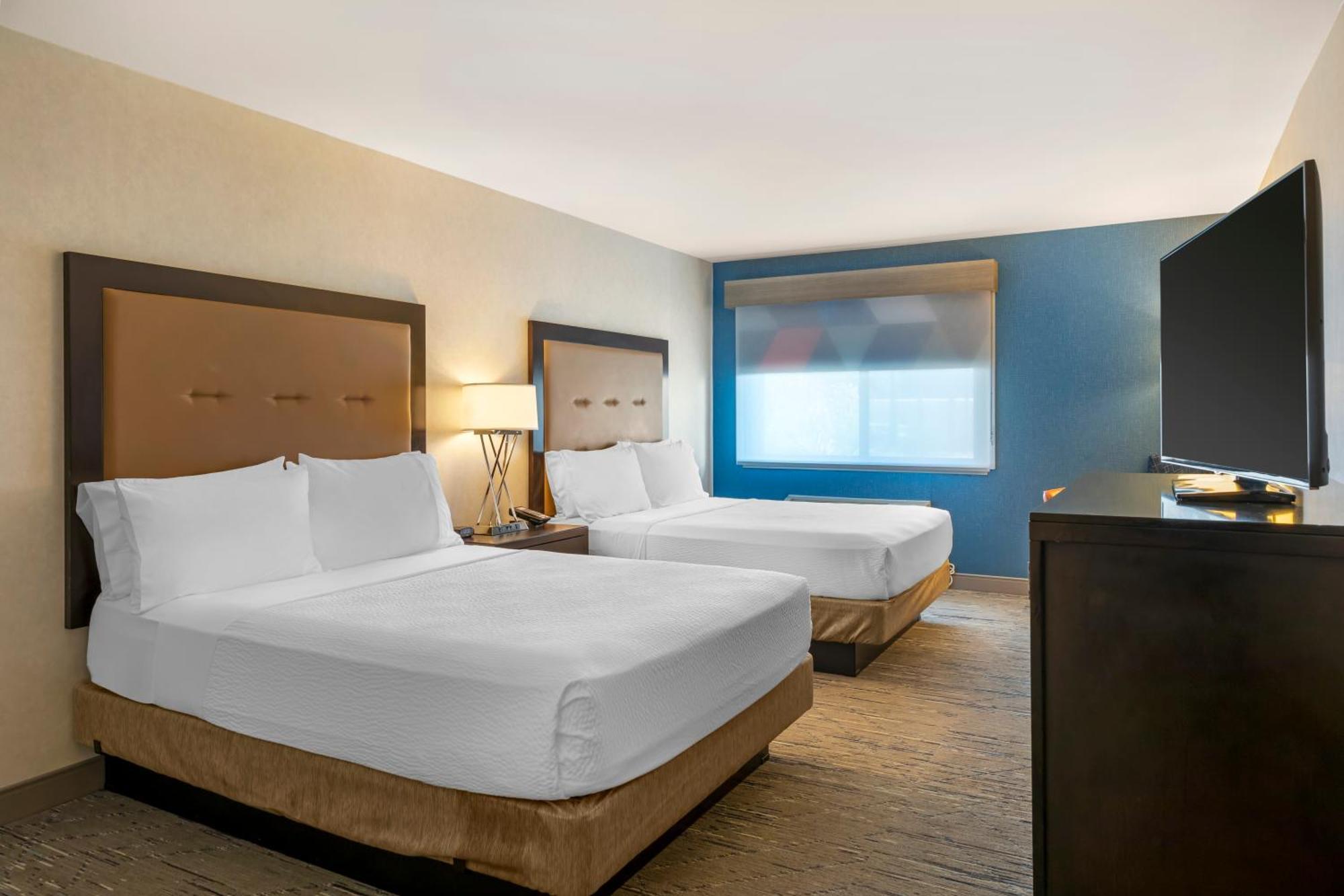 Standard Queen Room with Two Queen Beds and Mobility Accessible Tub