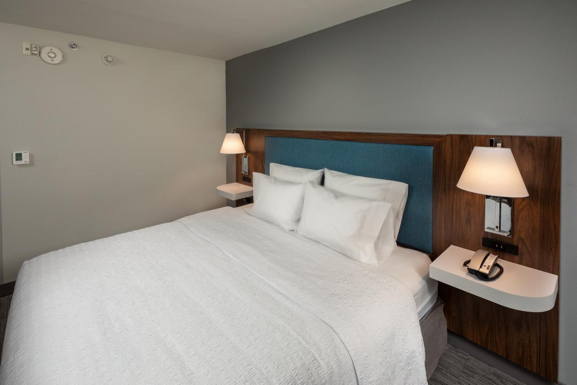 King Room with Accessible Tub - Mobility and Hearing Access/Non-Smoking