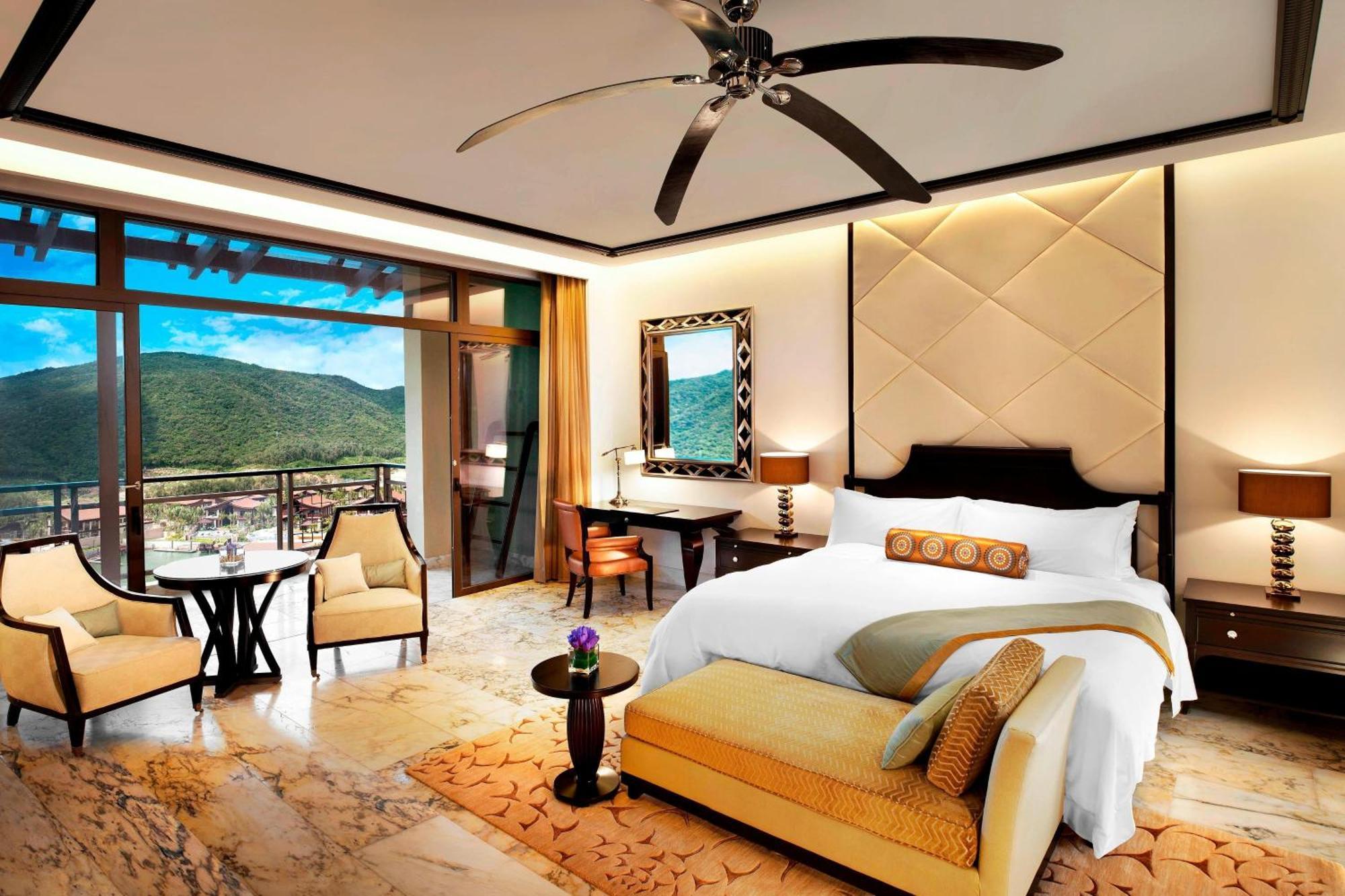 Grand Harbor View Room-1 bed（30-minute kayaking experience +Welcome fruits+first-day mini bar and 2 cocktails at Ocean& Sky Bar+trip shoot）