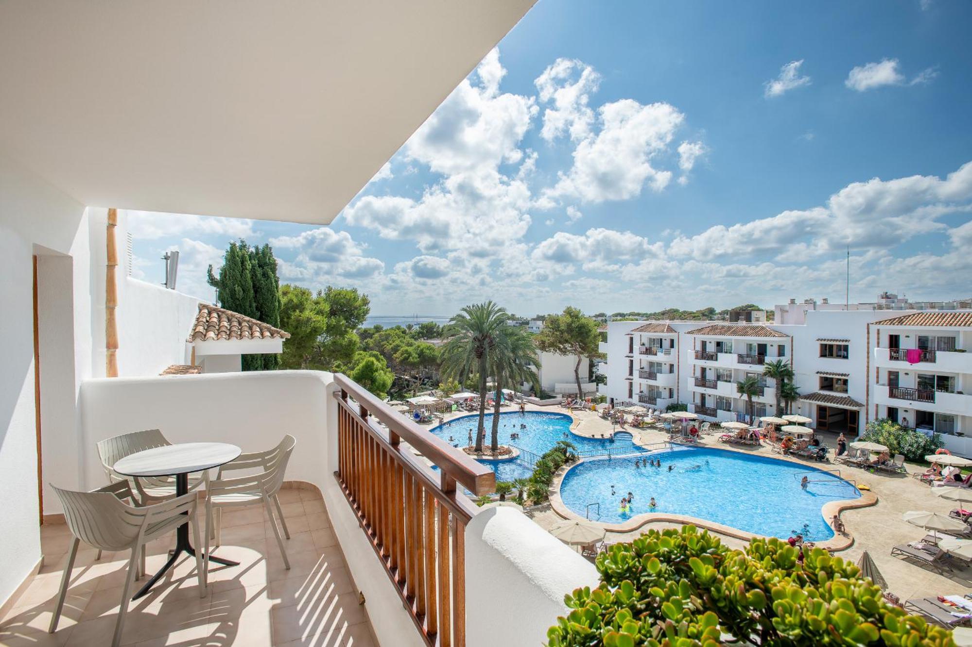Apartment with Pool View