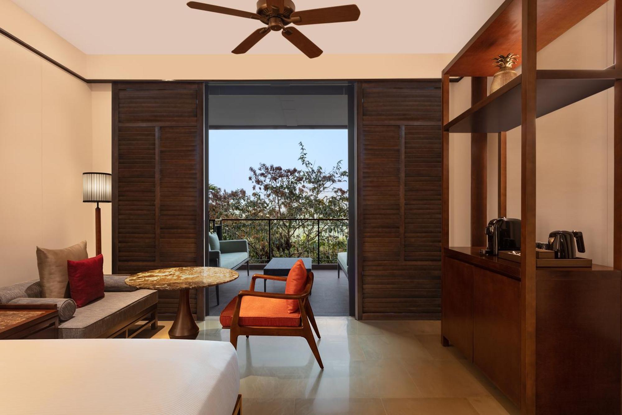 Superior Queen Room with Balcony - Tropical View - 20% Discount Laundry - Happy Hours (4pm to 6pm)