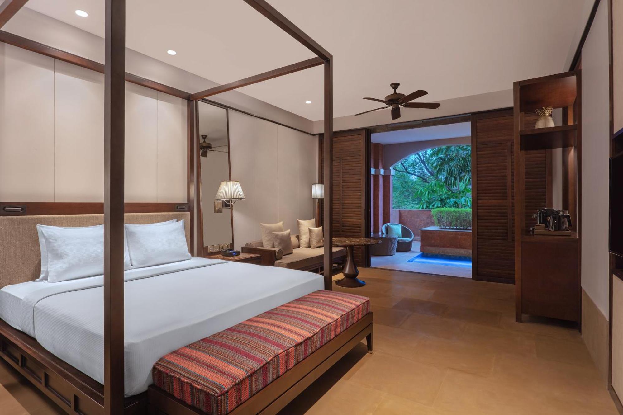 Luxury King Room with Whirlpool Bath and Lounge - 20% Discount Laundry  - Happy Hours (4pm to 6pm)