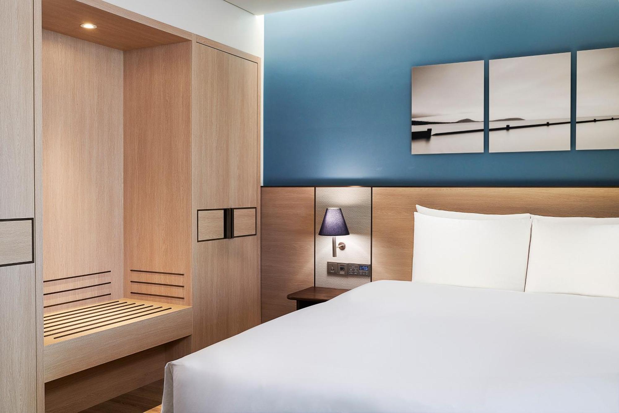 Doppelzimmer mit Kingsize-Bett und Meerblick