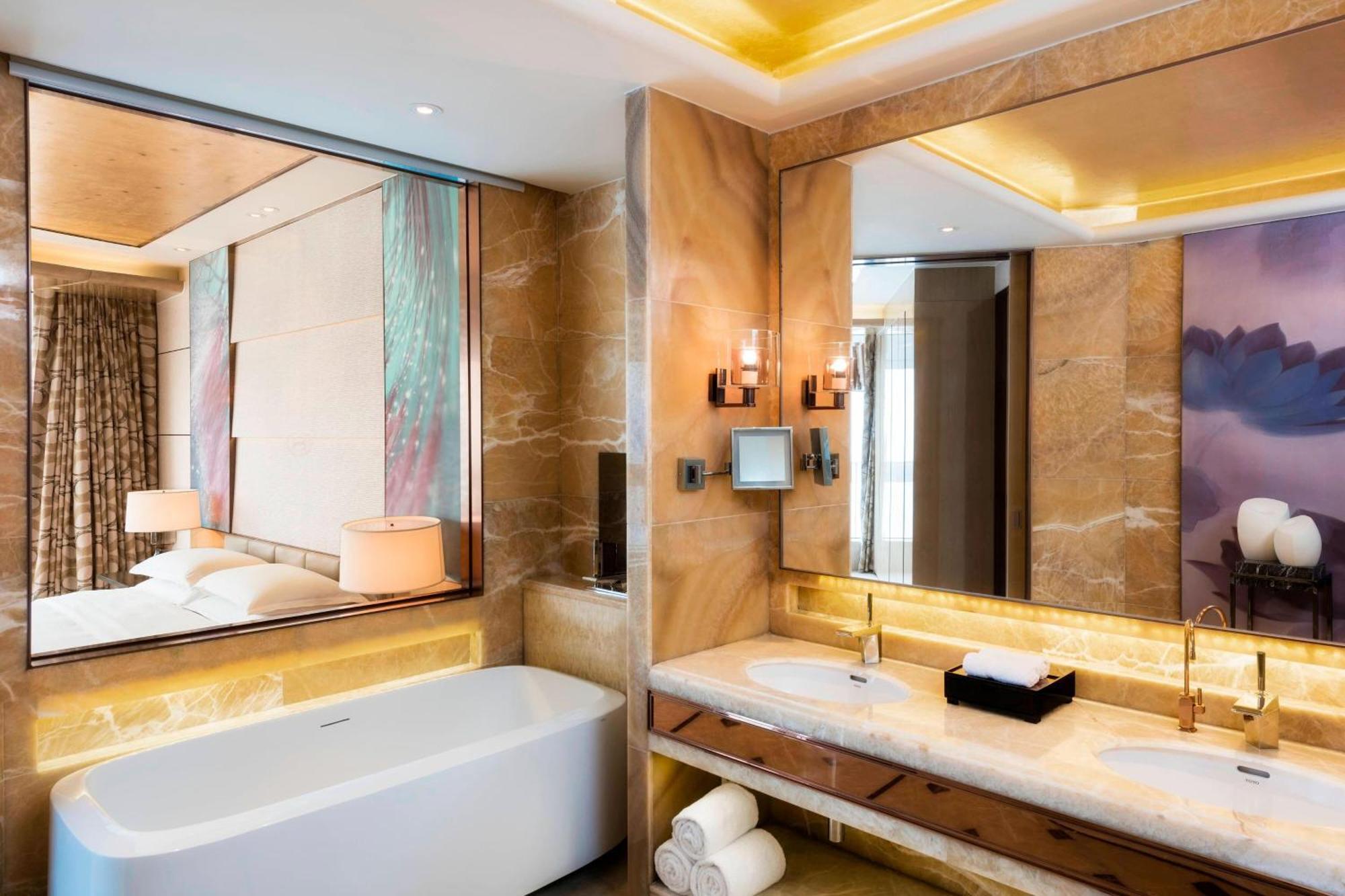 Deluxe King Room with Resort View