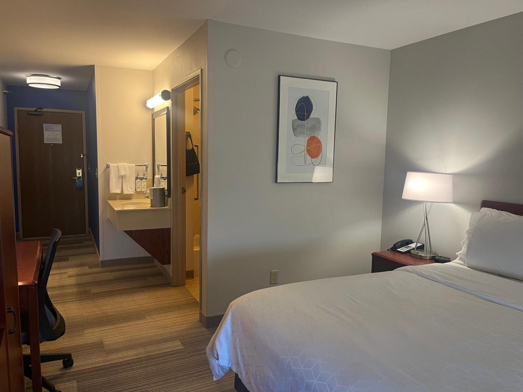 Standard Queen Room