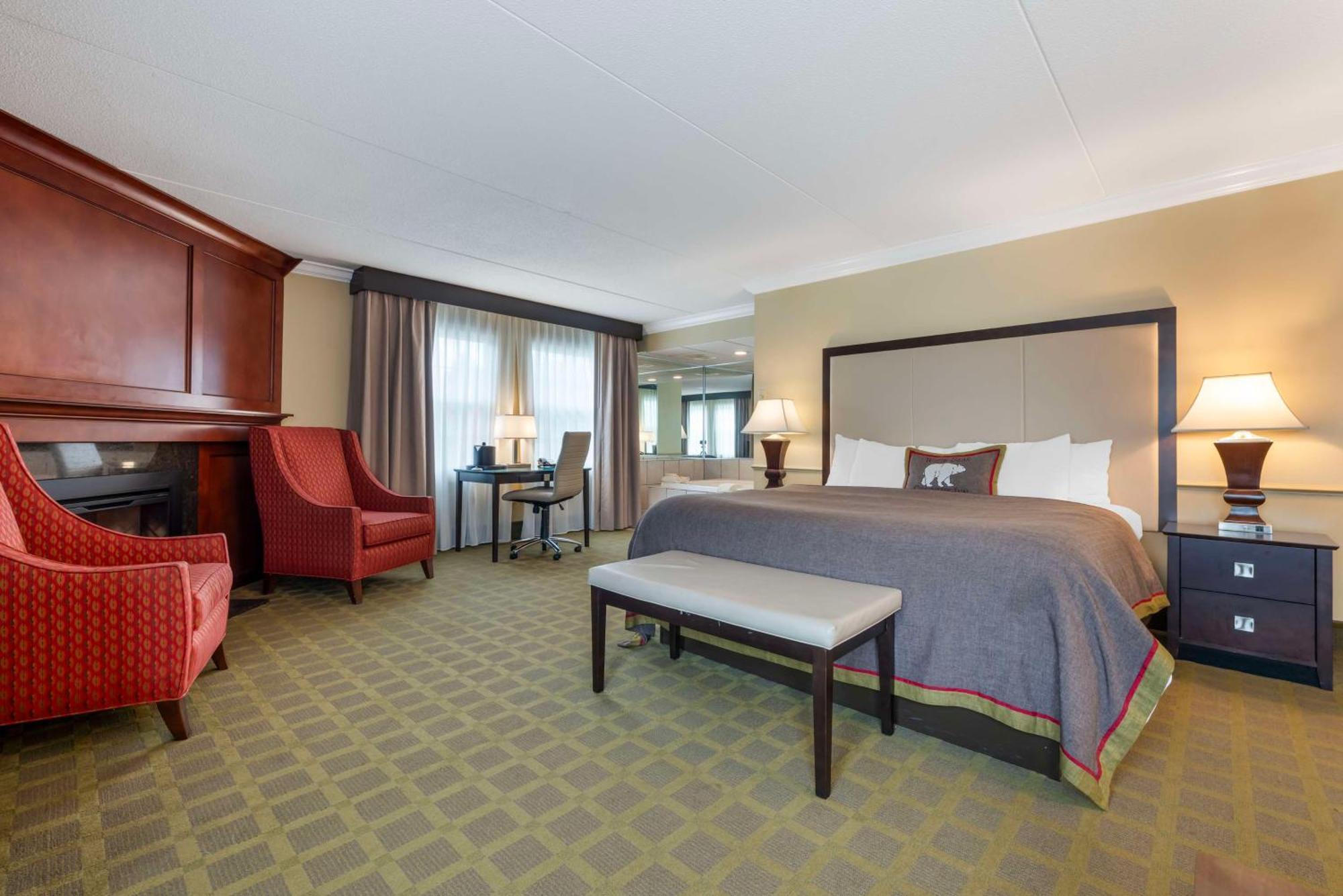 King Suite with Whirlpool and Sofa Bed - Fireplace