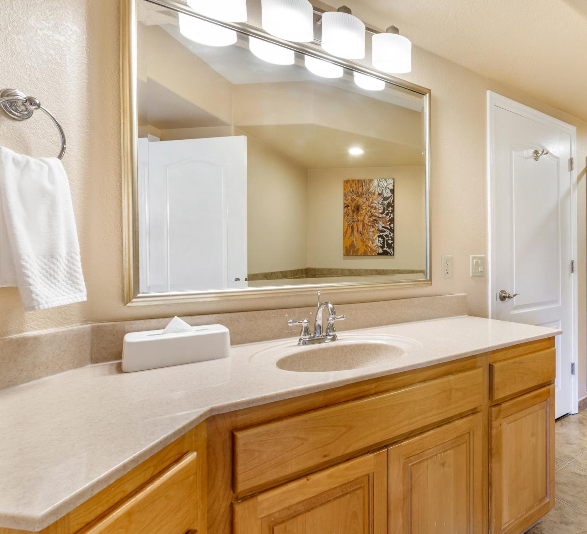 1 BEDROOM 1 KING SUITE WITH ACCESSIBLE TUB