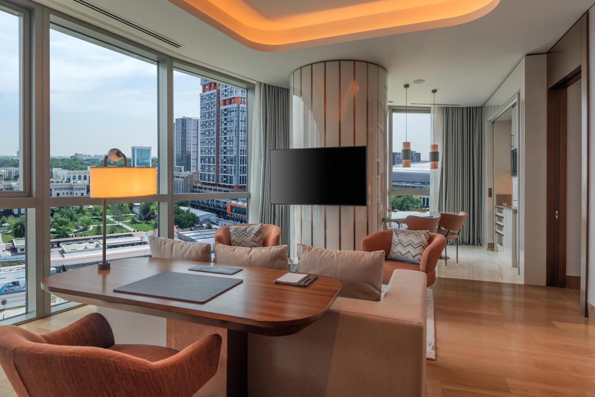 King Corner One Bedroom Suite with Kitchenette and Executive Lounge Access