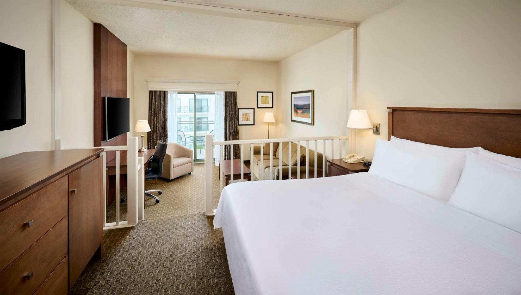Queen Suite with Sofa Bed and Patio - Atrium View