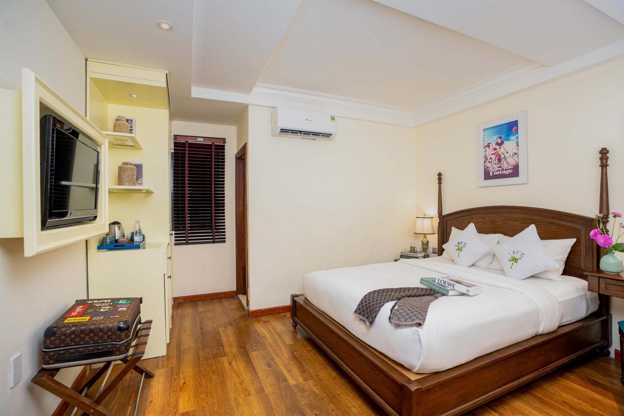 Superior Double Bed Internal Window - Free 30 Mins Foot Massage