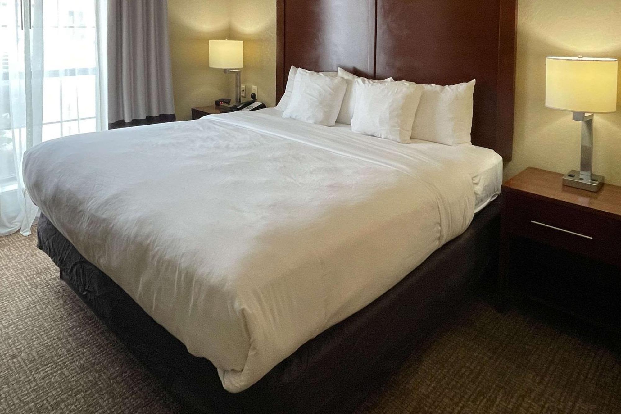 King Suite with Whirlpool - Non-Smoking