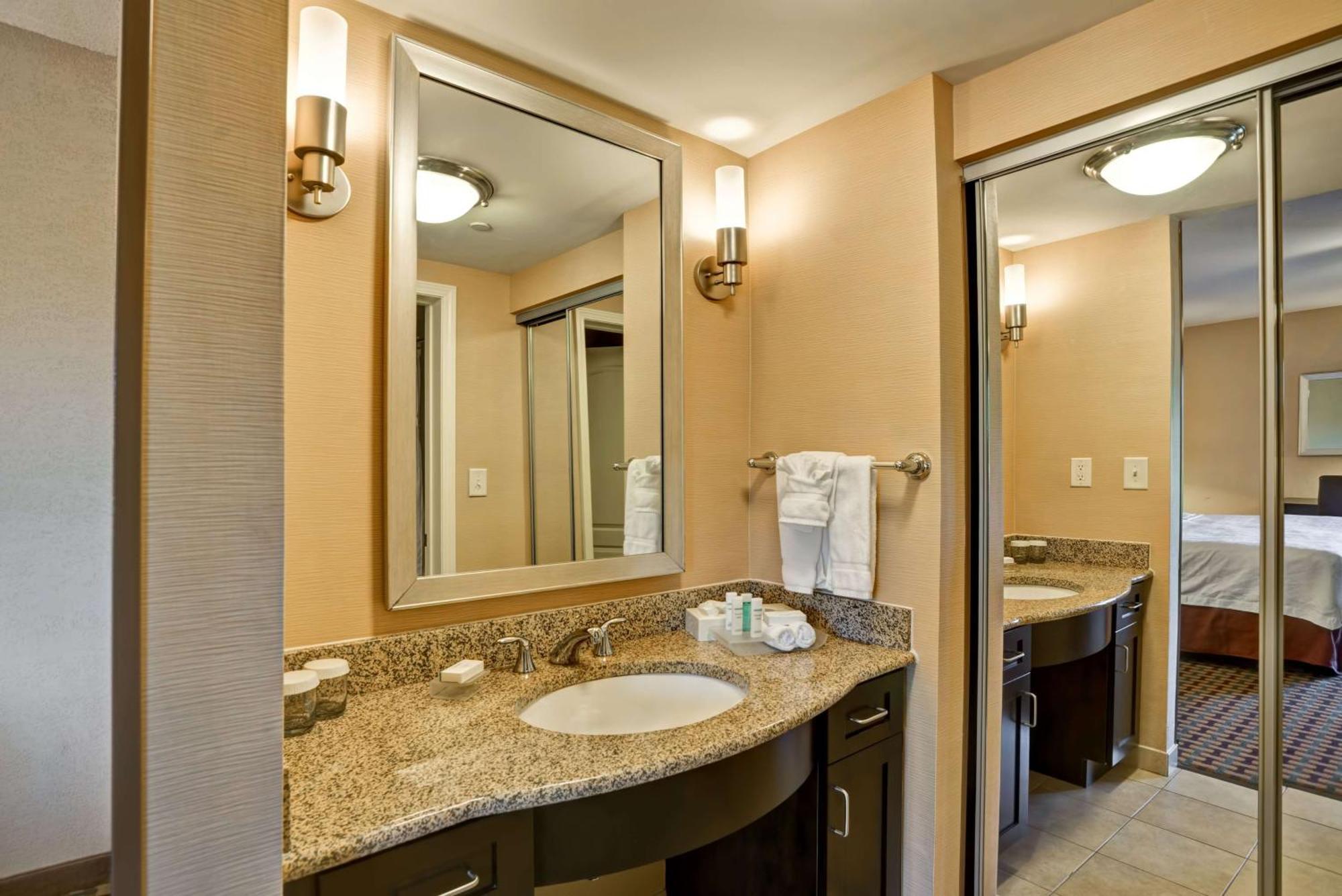 King Suite with Accessible Tub - Mobility and Hearing Access/Non-Smoking