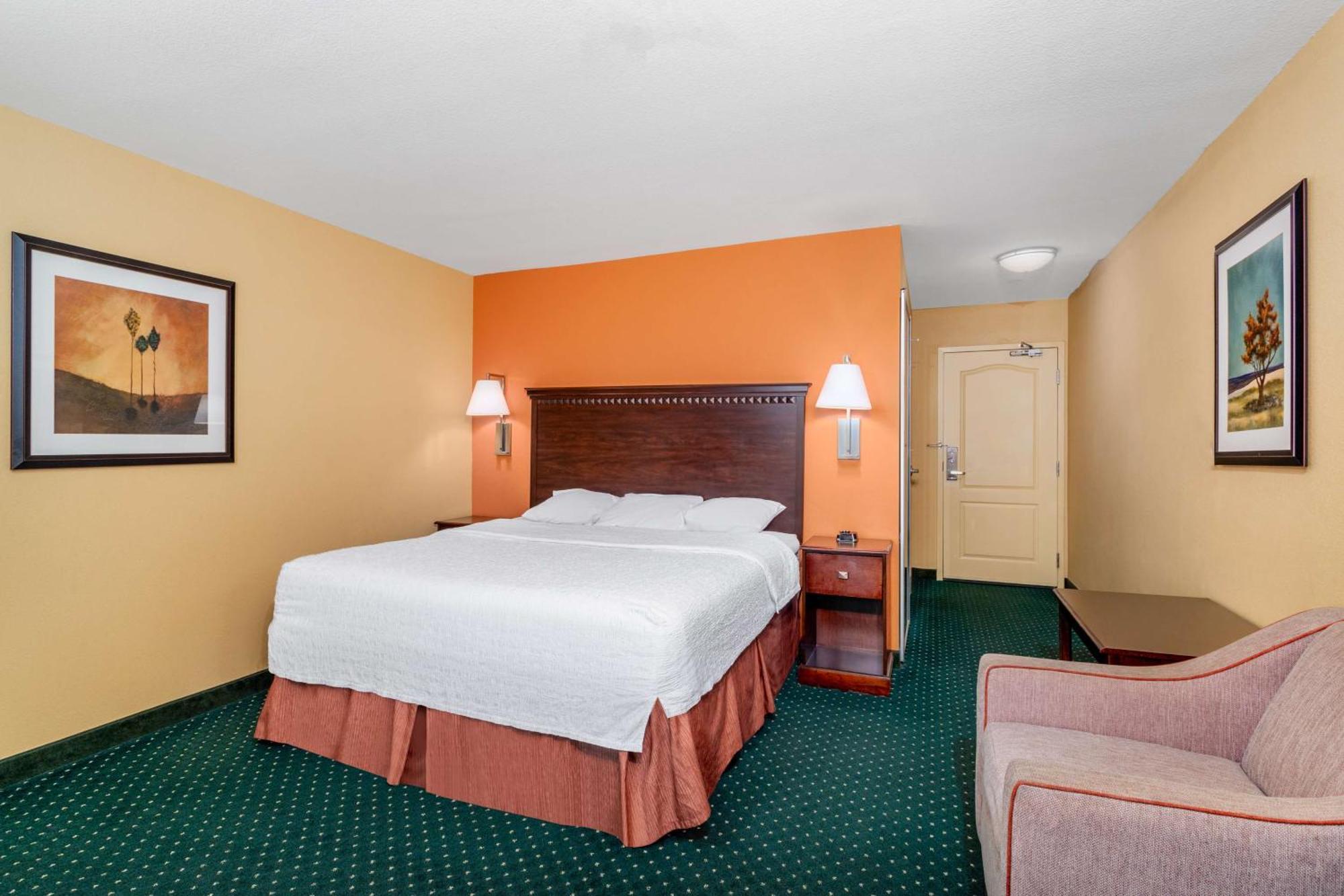 King Room with King Bed - Non-Smoking