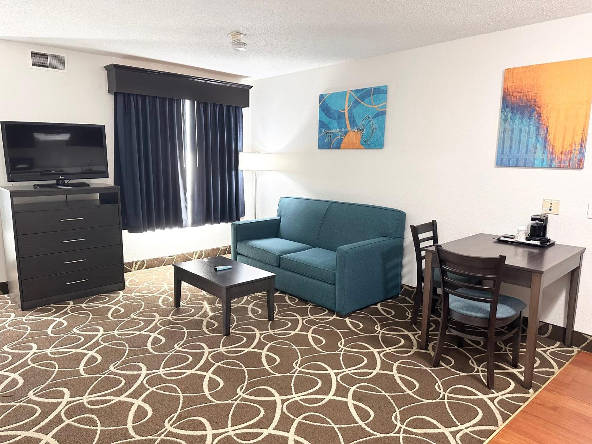 Efficiency Queen Suite - Accessible/Non Smoking