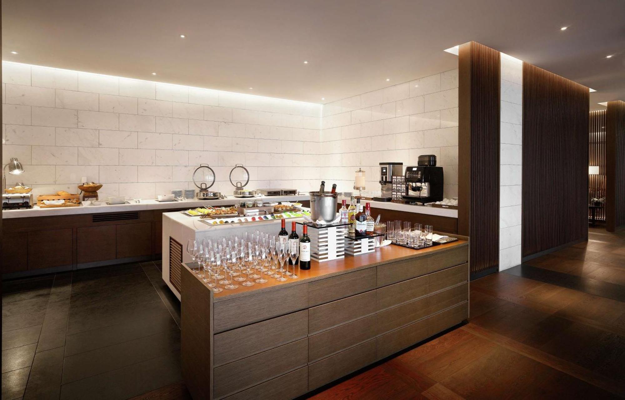 Cabin X Ocean Suite King (Minibar & Lounge Access)