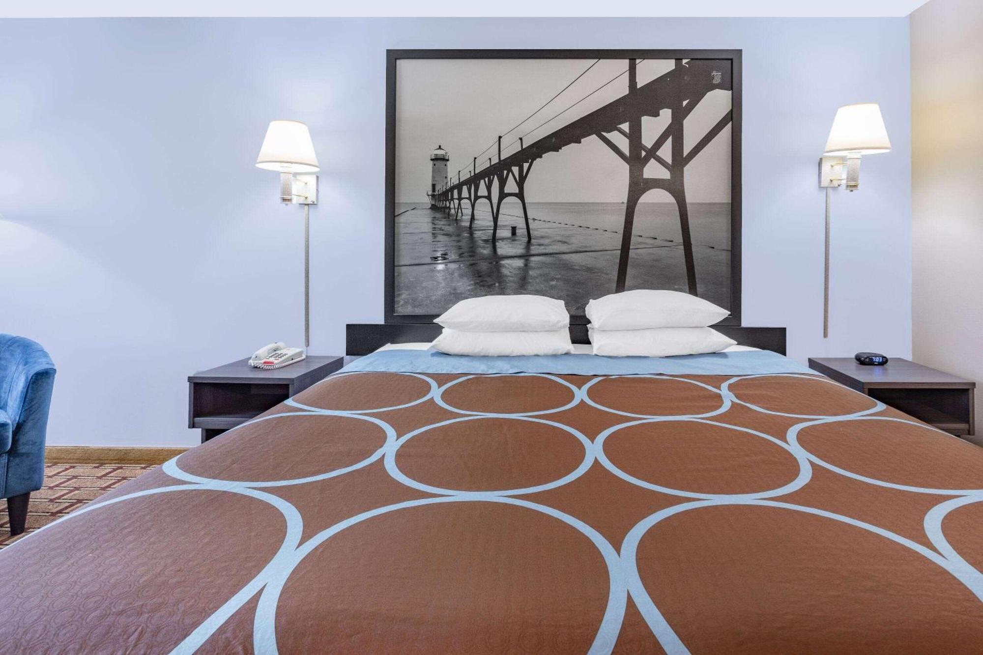 King Room with Interior Entrance - Mobility Accessible/Non-Smoking