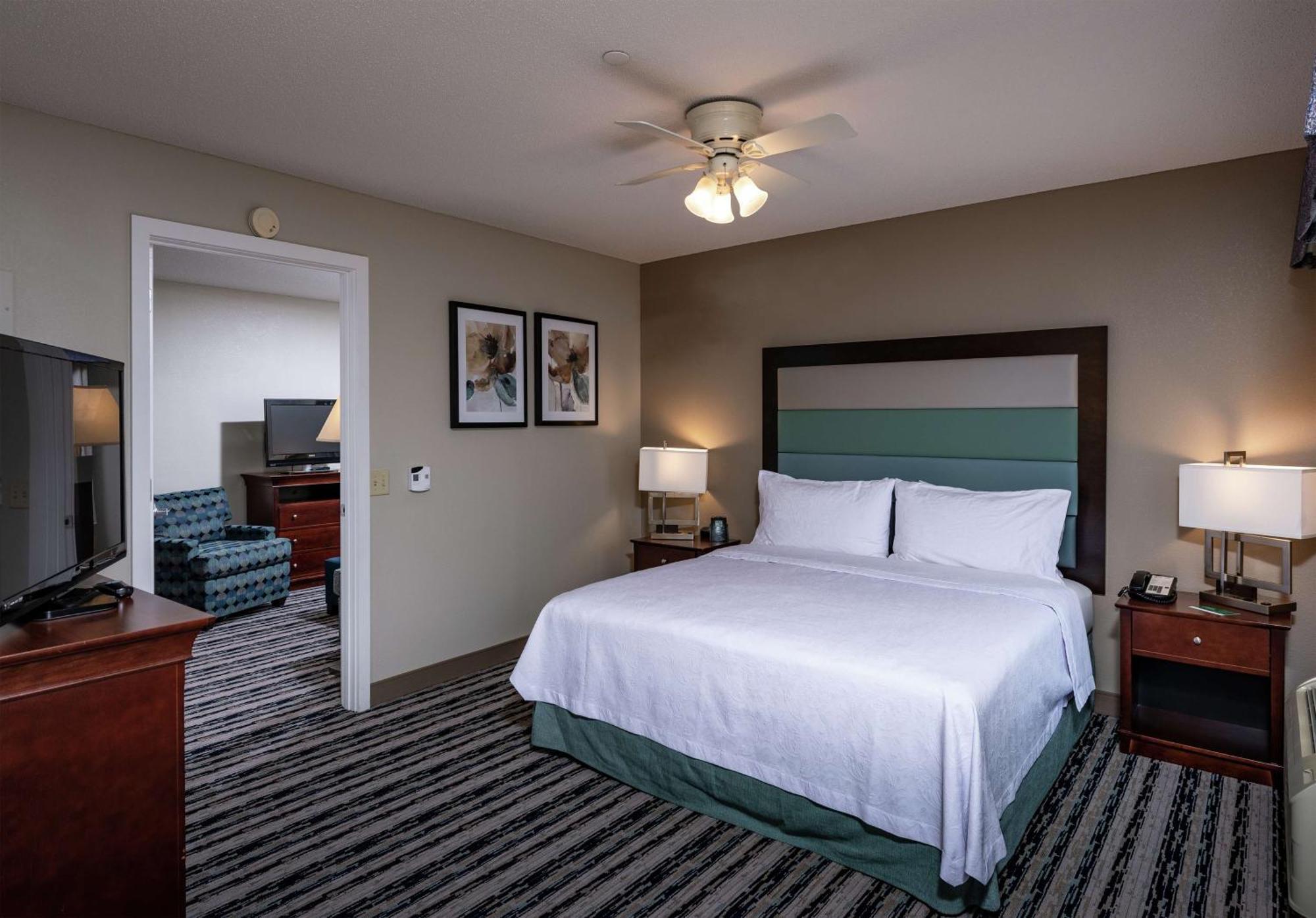 King Suite with Accessible Tub - Mobility and Hearing Access/Non-Smoking