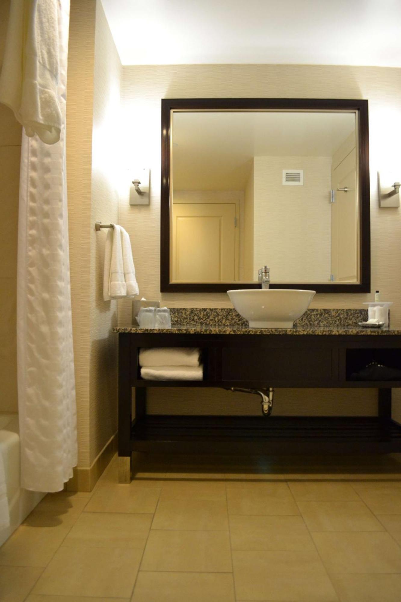 Queen Suite with Two Queen Beds and Roll-In Shower - Mobility Access/Non-Smoking