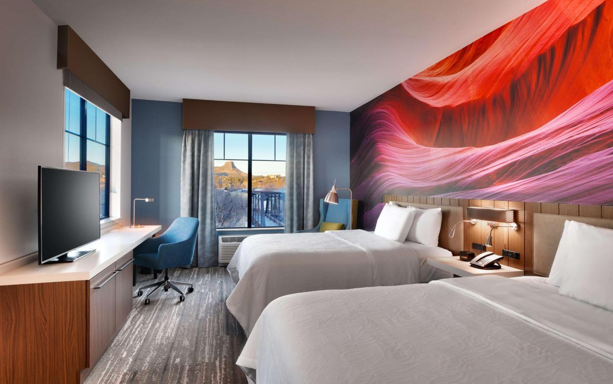 Queen Corner Room with Two Queen Beds - City View