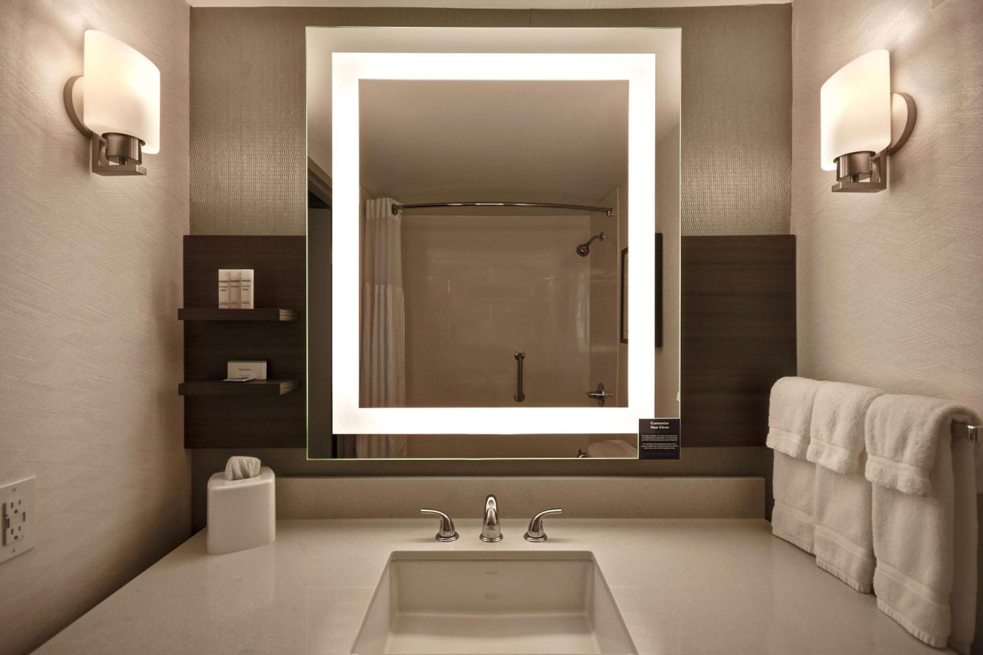 King Room with Accessible Tub - Mobility Access