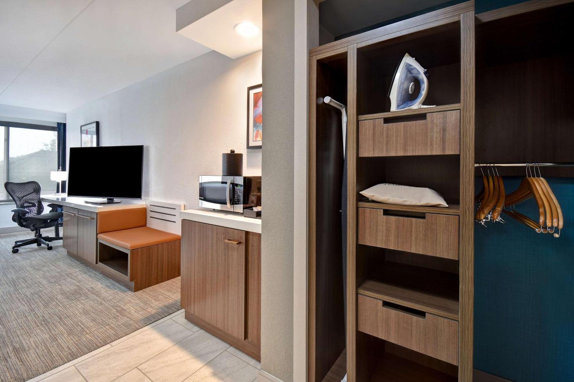 Queen Room with Two Queen Beds and Accessible Tub - Mobility Access