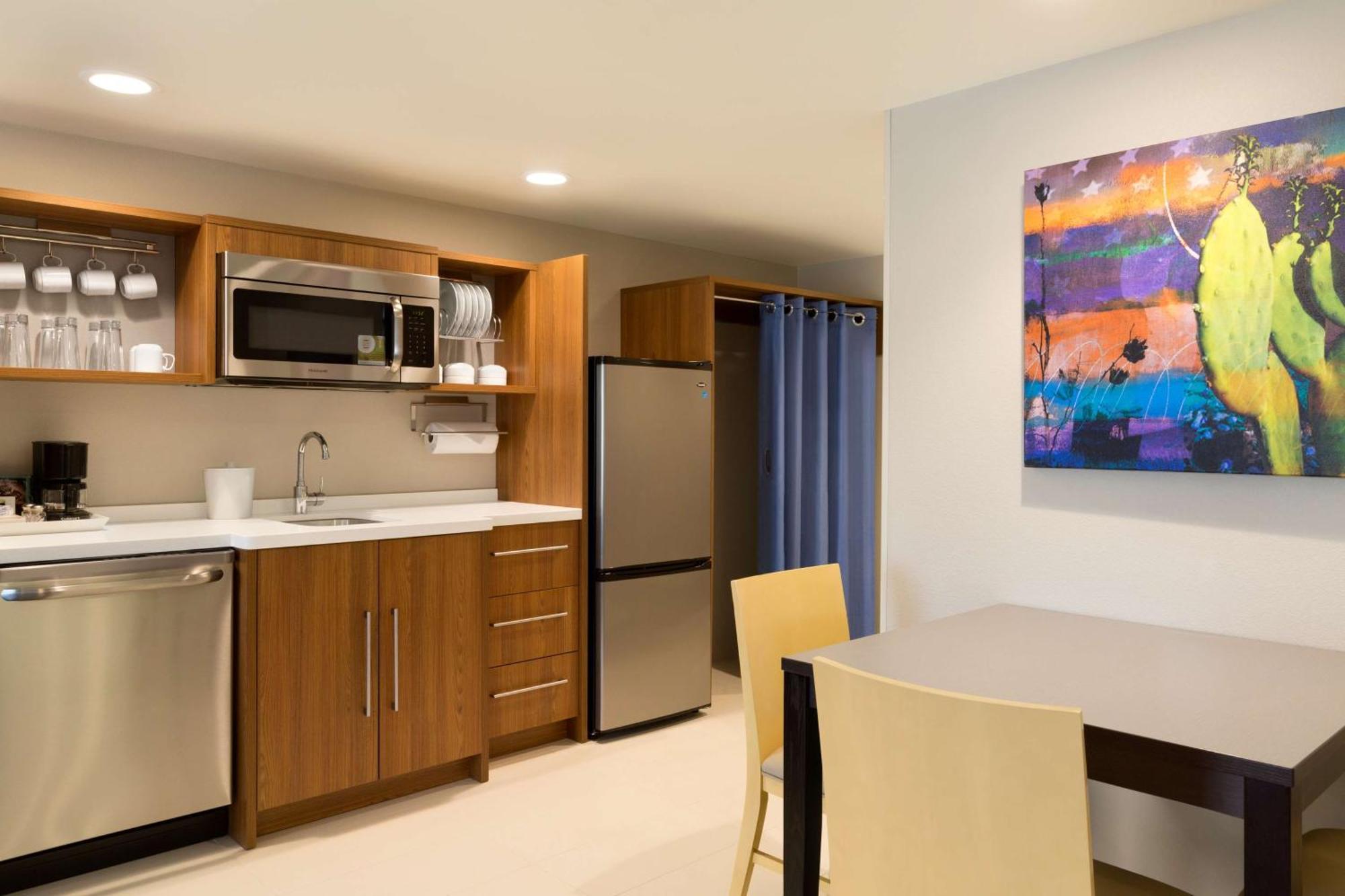 One-Bedroom Queen Suite Non-Smoking