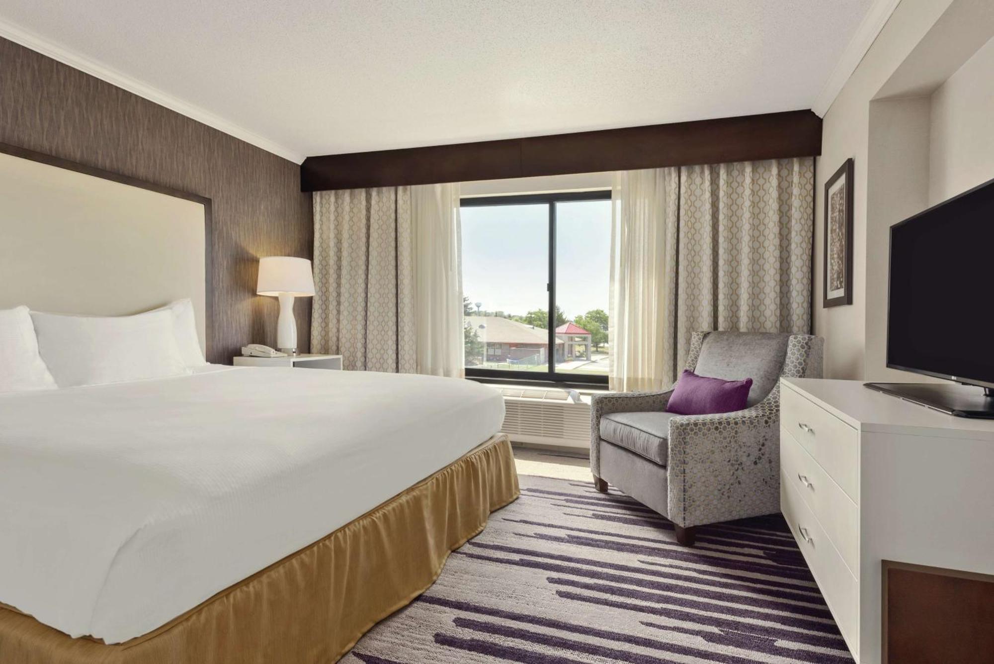 One King Bed Two Room Suite Non-Smoking,1551617020:JPEG