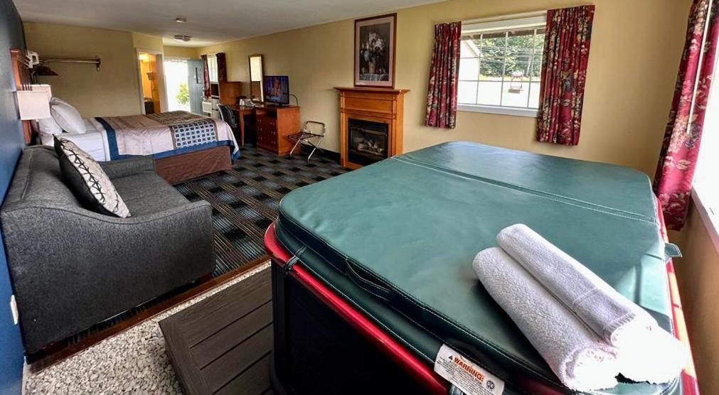 1 King Bed Sofa Bed Fireplace Hot-Tub